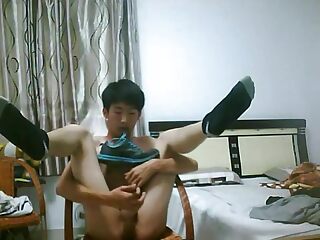 Asian boy gets off on webcam while chatting with a girl.